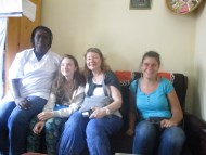 Béata Mitali et ses visiteuses (Lucie à droite)